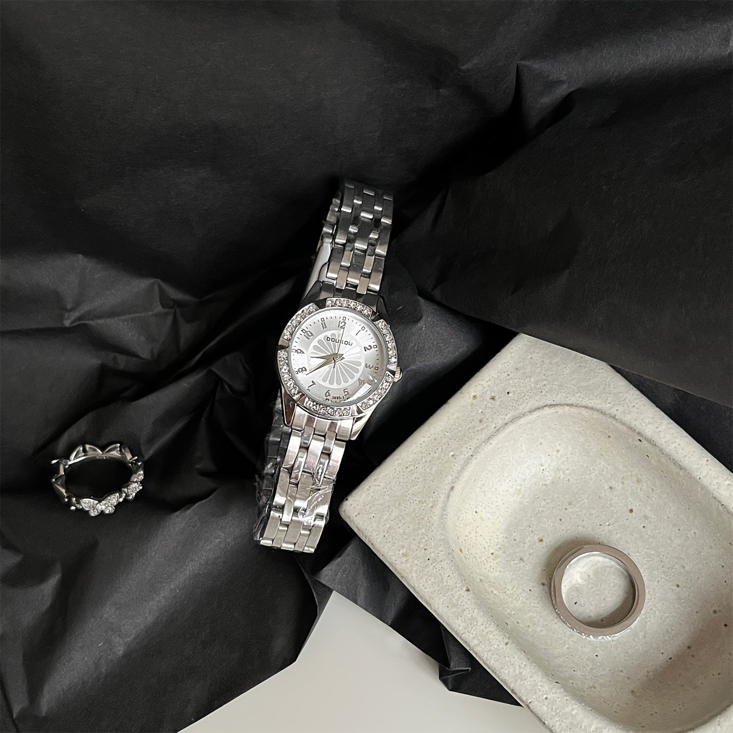 New Fashion Creative Women's Round Dial Quartz Watch with Accents - Exquisite Mirror Surface - Trendy and Elegant Unisex Style for Mother's Day, Women's Day, Valentine's Gift