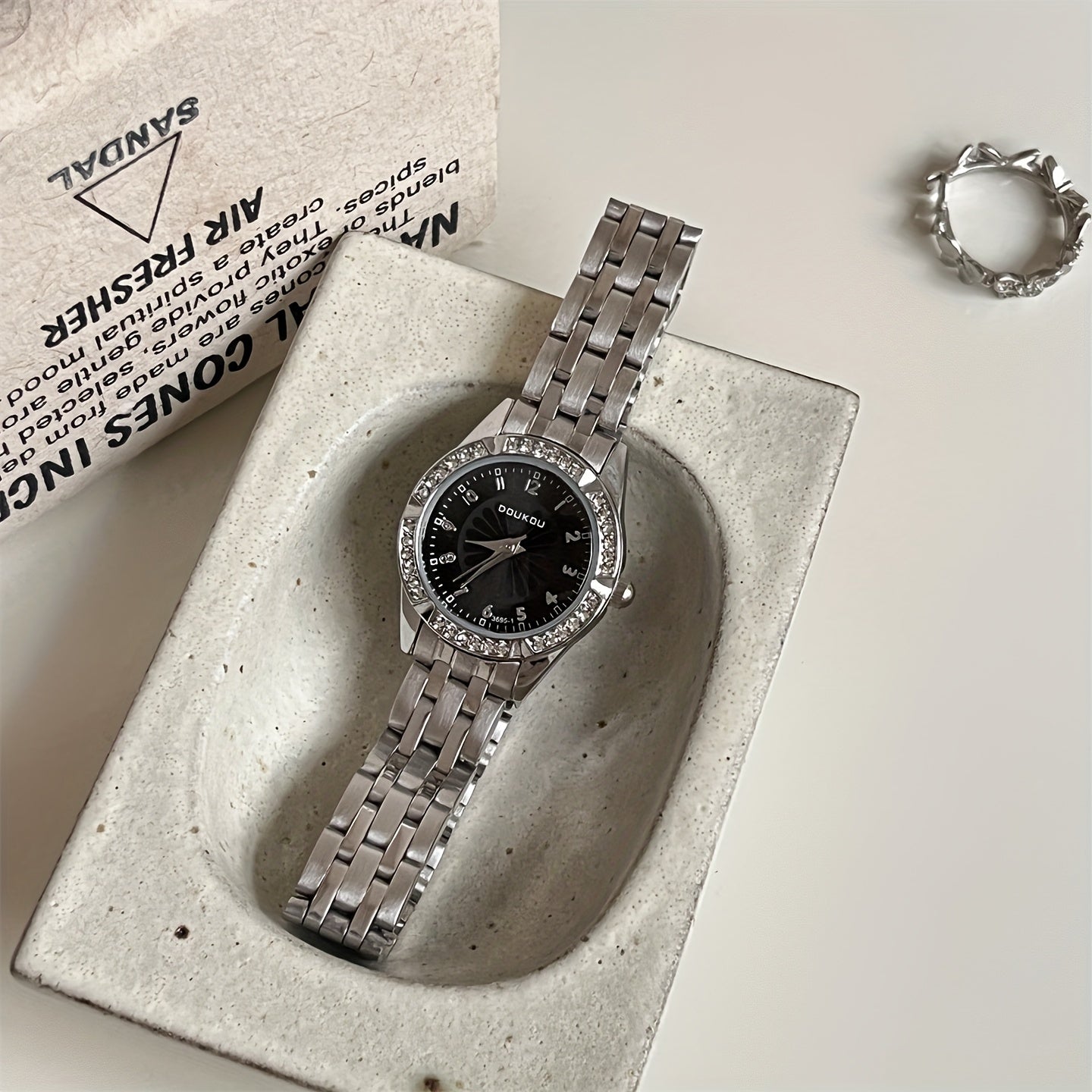 New Fashion Creative Women's Round Dial Quartz Watch with Accents - Exquisite Mirror Surface - Trendy and Elegant Unisex Style for Mother's Day, Women's Day, Valentine's Gift