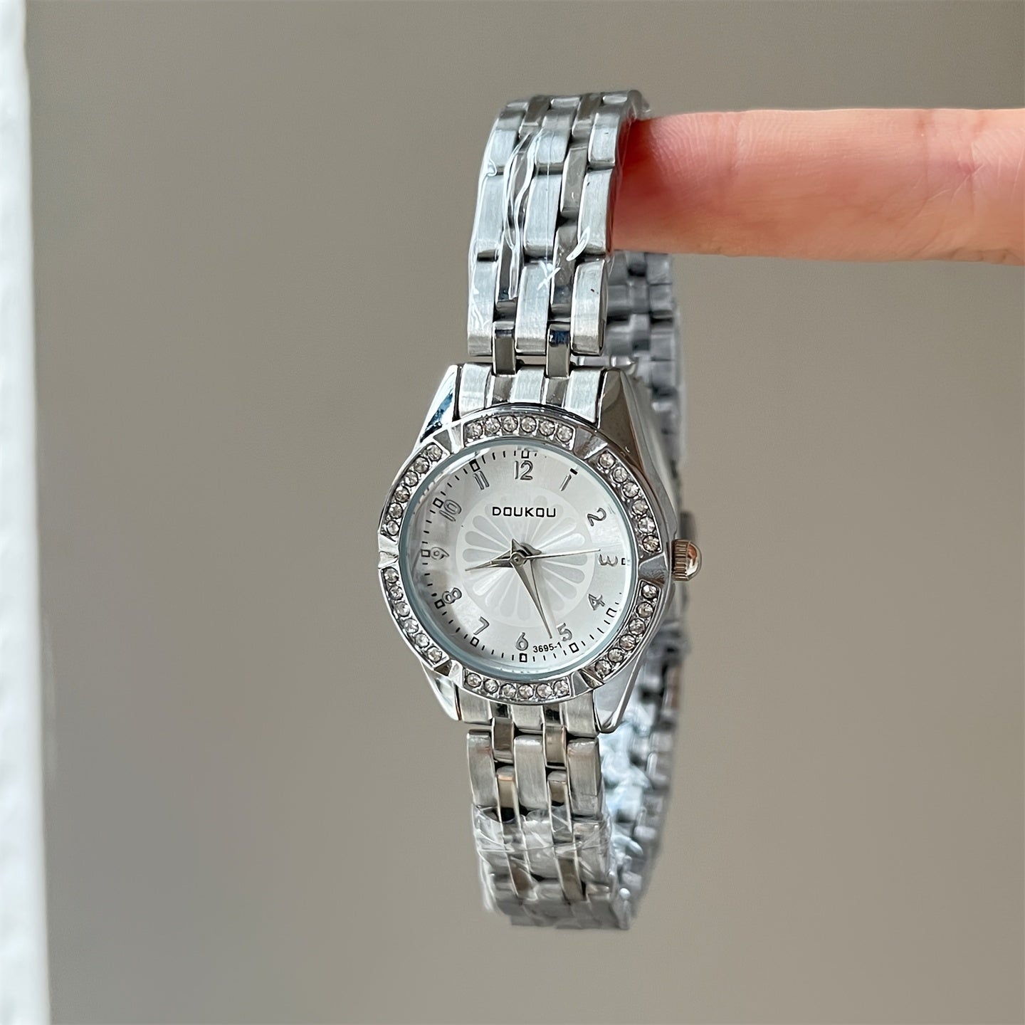 New Fashion Creative Women's Round Dial Quartz Watch with Accents - Exquisite Mirror Surface - Trendy and Elegant Unisex Style for Mother's Day, Women's Day, Valentine's Gift
