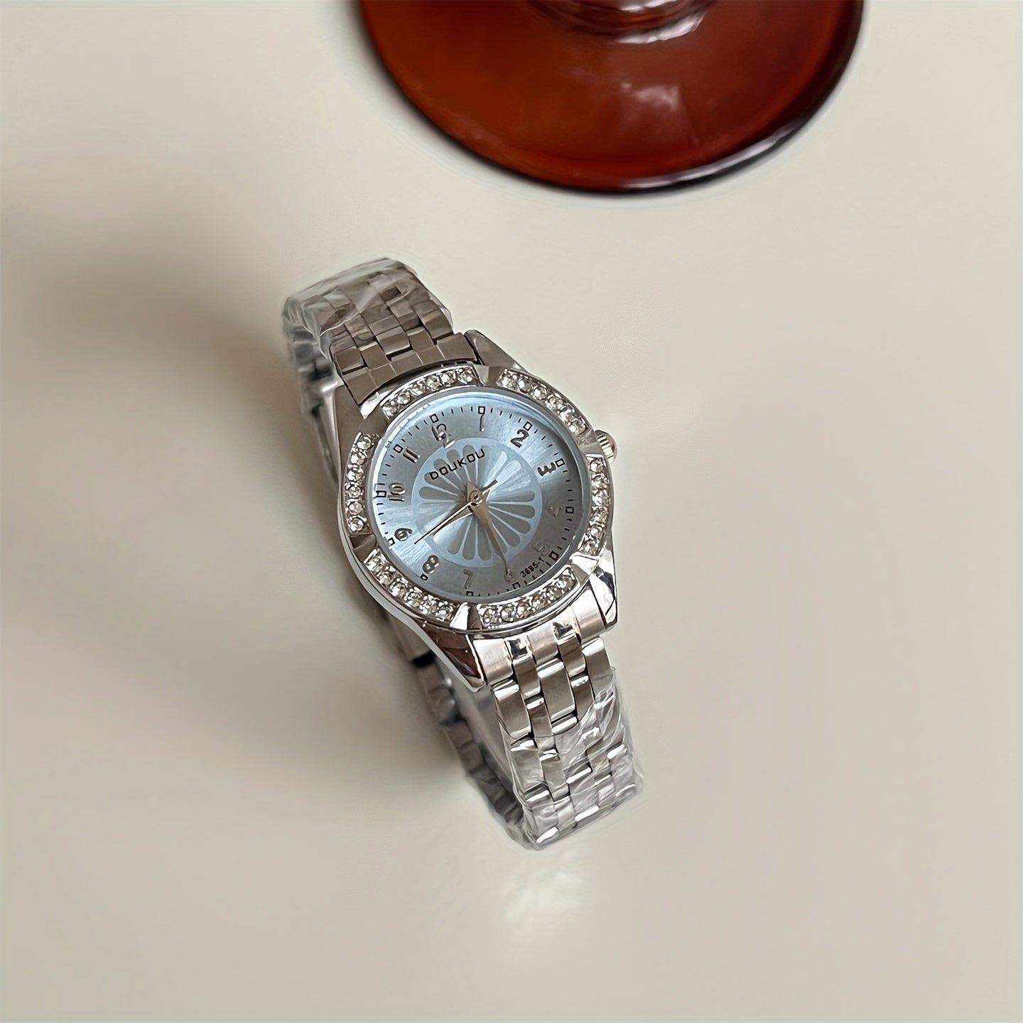 New Fashion Creative Women's Round Dial Quartz Watch with Accents - Exquisite Mirror Surface - Trendy and Elegant Unisex Style for Mother's Day, Women's Day, Valentine's Gift