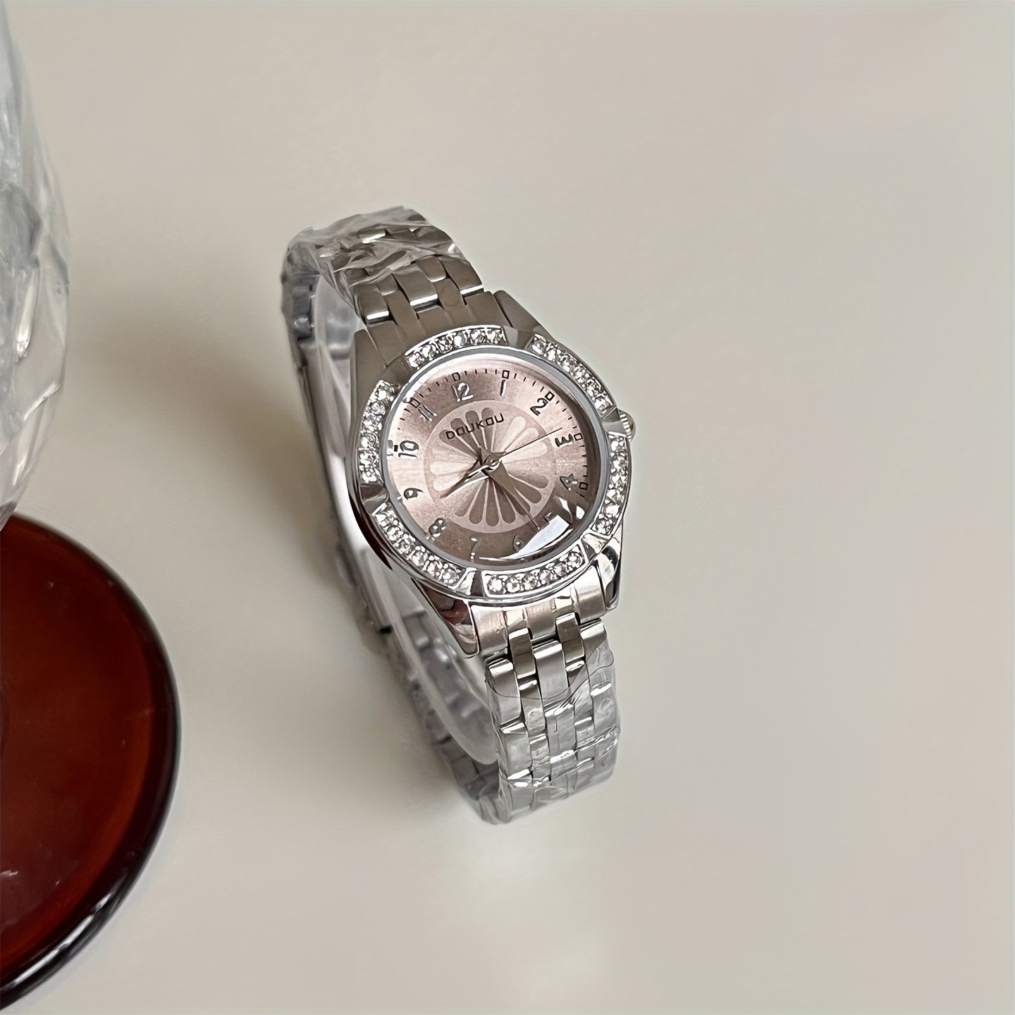 New Fashion Creative Women's Round Dial Quartz Watch with Accents - Exquisite Mirror Surface - Trendy and Elegant Unisex Style for Mother's Day, Women's Day, Valentine's Gift
