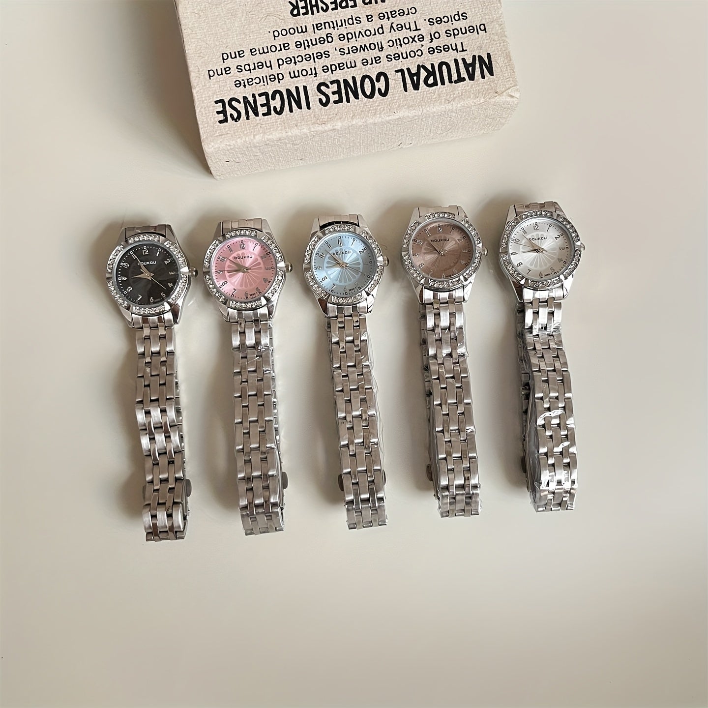 New Fashion Creative Women's Round Dial Quartz Watch with Accents - Exquisite Mirror Surface - Trendy and Elegant Unisex Style for Mother's Day, Women's Day, Valentine's Gift
